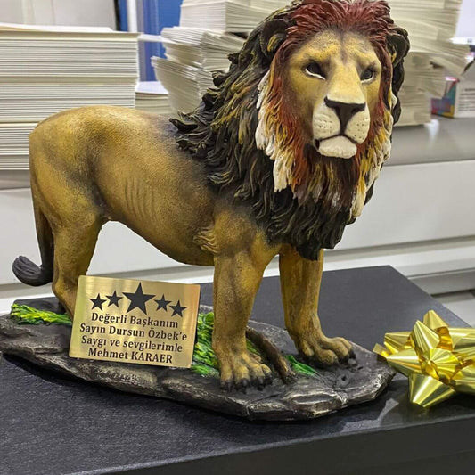 Dursun Özbek ve Okan Buruk'a sunulan özel tasarım Galatasaray aslan heykeli