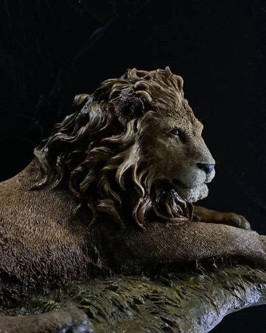 Statue de lion couché