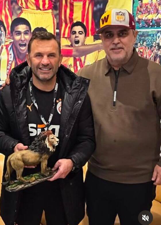 Dursun Özbek ve Okan Buruk'a sunulan özel tasarım Galatasaray aslan heykeli