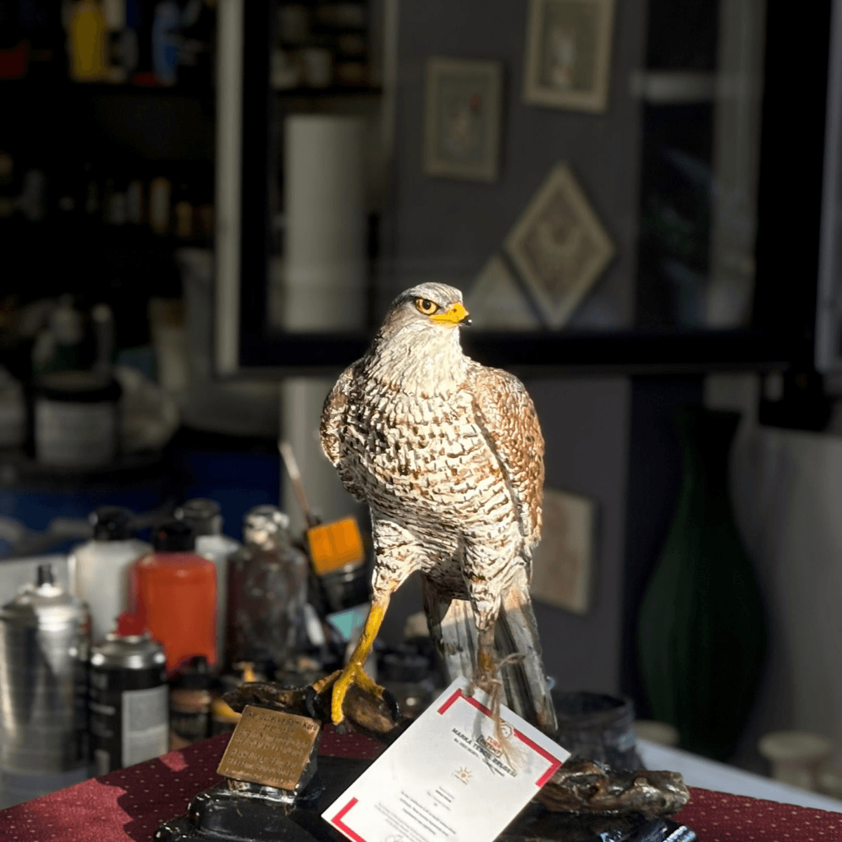 Lamithra Art kişiye özel isimli gerçekçi atmaca heykeli fiberglas dayanıklı dekoratif figür