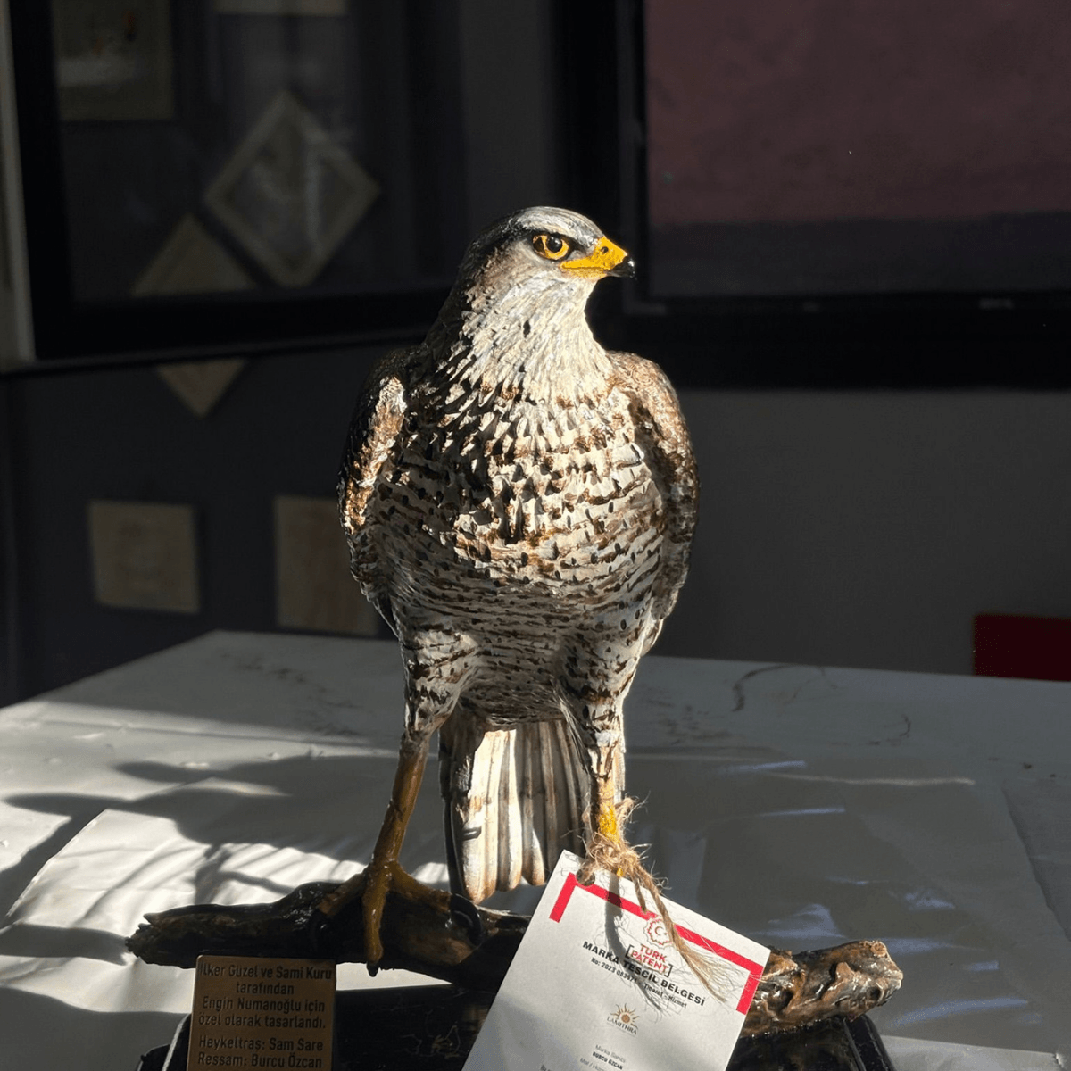 Lamithra Art kişiye özel isimli gerçekçi atmaca heykeli fiberglas dayanıklı dekoratif figür