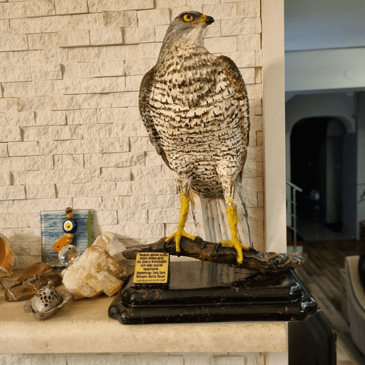 Lamithra Art kişiye özel isimli gerçekçi atmaca heykeli fiberglas dayanıklı dekoratif figür