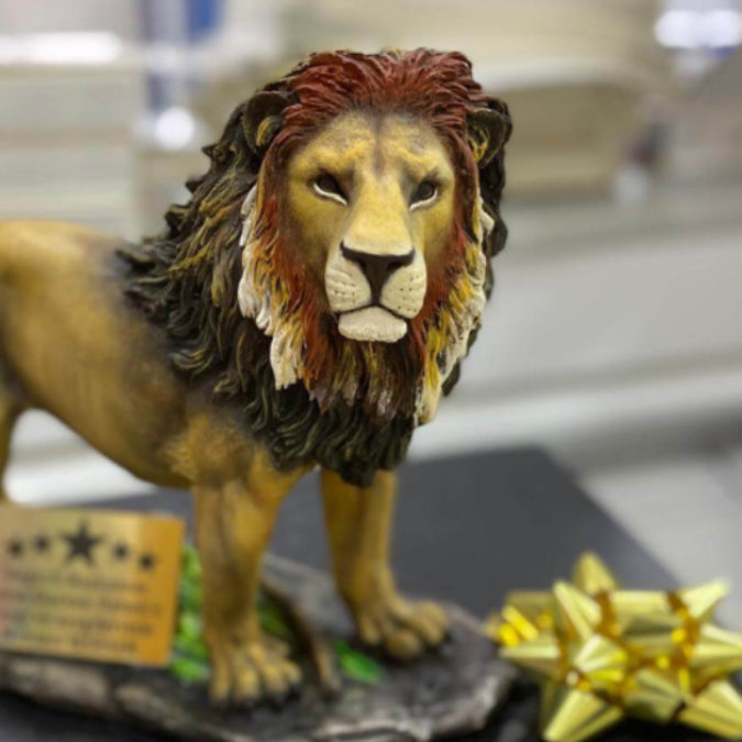 Dursun Özbek ve Okan Buruk'a sunulan özel tasarım Galatasaray aslan heykeli